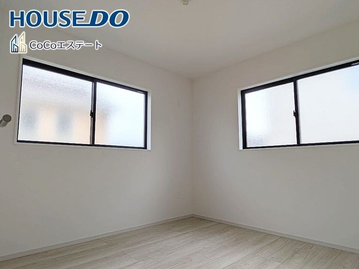 □■洋室■□
5.2帖の洋室です♪
光が取り込みやすい2面採光のお部屋です。日当たり・風通し良好です♪