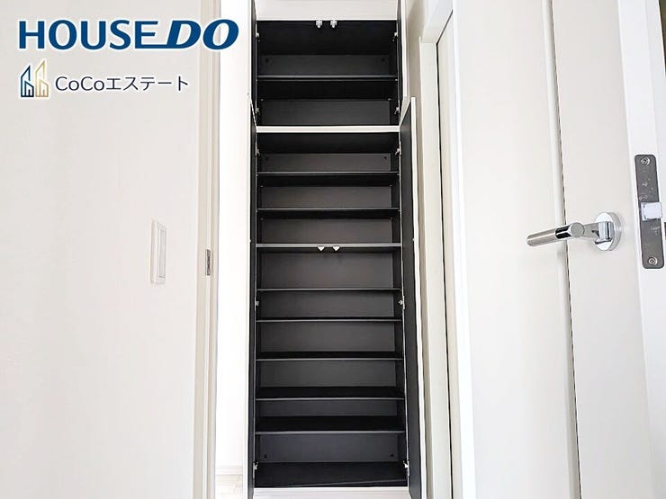 □■玄関■□
散らかりがちな玄関がスッキリ片付く収納力の高い玄関収納が備え付けられてます。