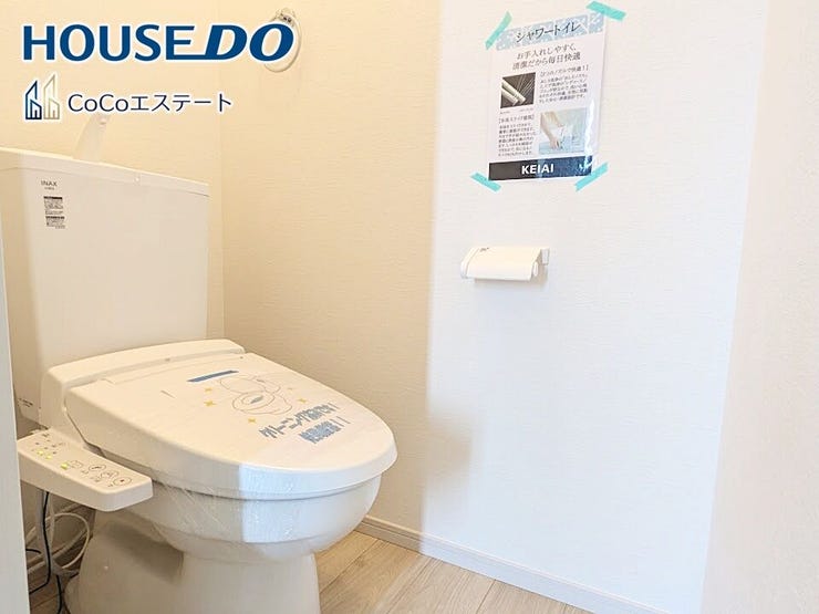 □■トイレ■□
温水洗浄便座付きトイレ♪
冬場や冷え込む時期にもお尻を温かく快適に保ちます。
また、汚れにくく掃除しやすい設備です。