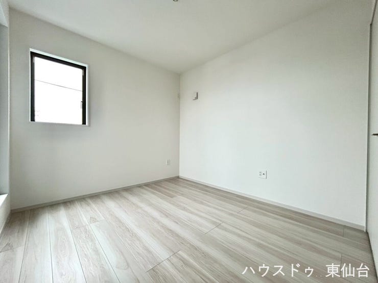 子ども部屋にちょうど良いサイズ感の明るい洋室。