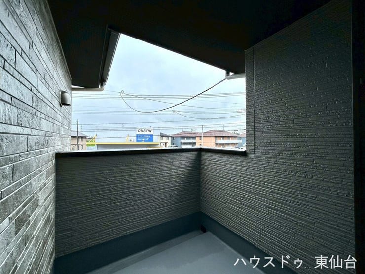 屋根付きで天候に左右されにくいインナーバルコニー。洗濯物が急な雨でも安心で、外干し派の方にもうれしいスペースです。