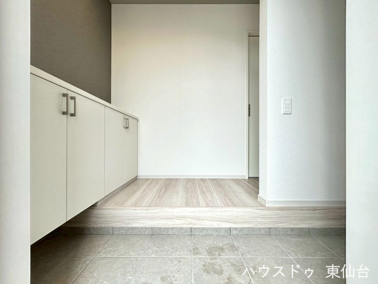 シンプルで美しい玄関が、暮らしの始まりを心地よく演出します。