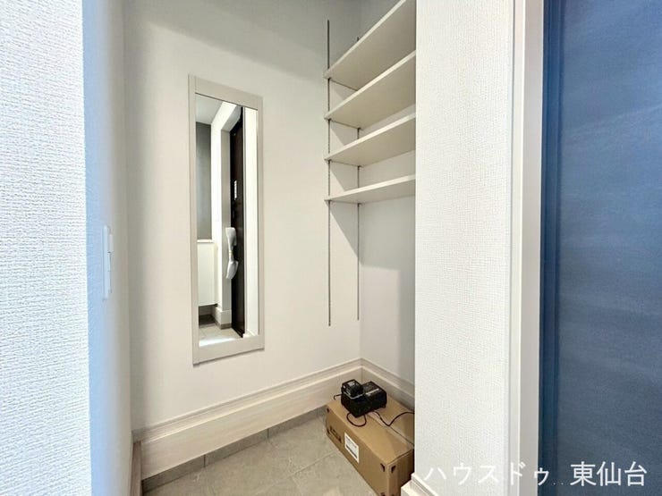 ベビーカーやキャリーケースもラクに収まるSIC。出し入れしやすく、家族の外出準備がスムーズになります。