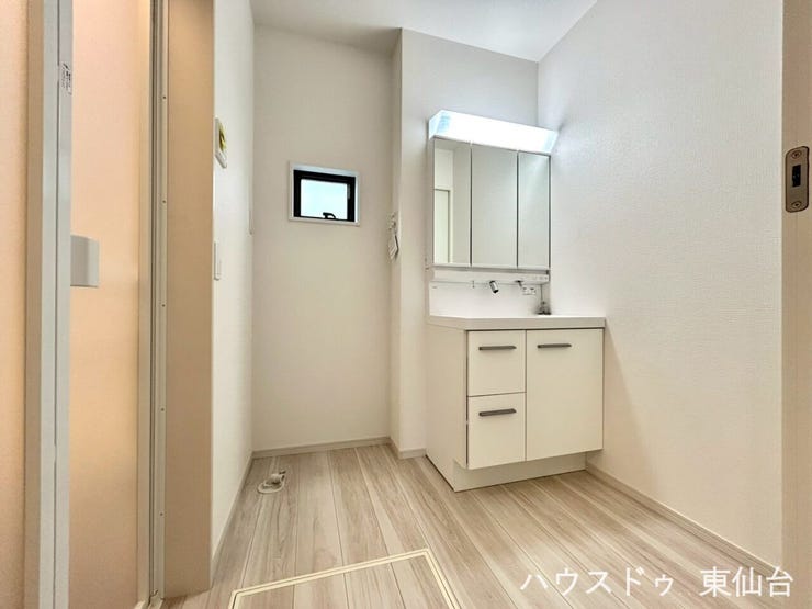 洗面台には収納力のある引き出しが備わっており、日用品の整理もスムーズ
