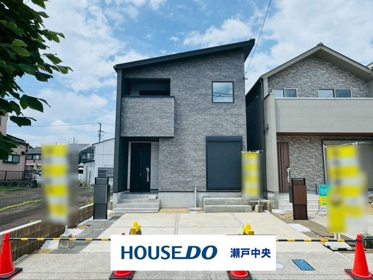 【外観】
【床暖房LDK+主寝室に標準装備】駐車並列2台可能!パントリー・土間収納付!幅員の広い前面道路!