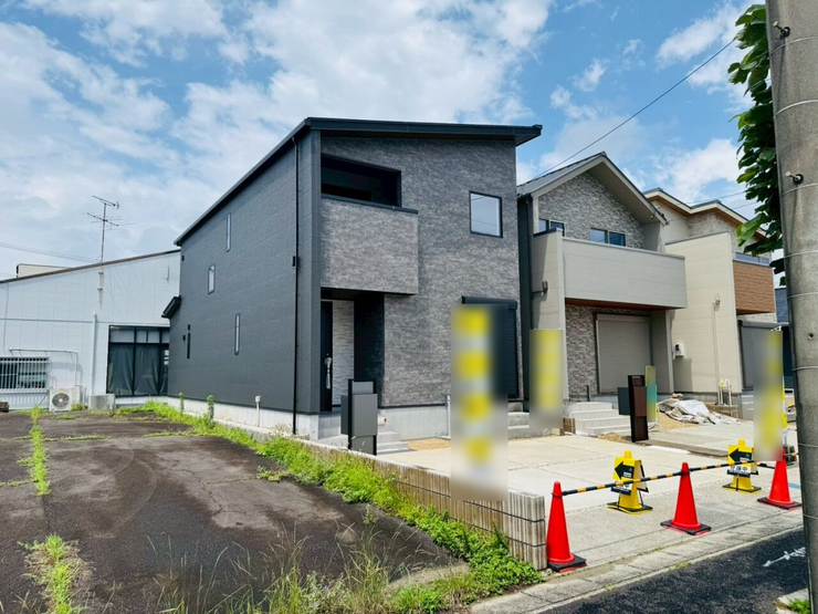 【床暖房LDK+主寝室に標準装備】駐車並列2台可能!パントリー・土間収納付!幅員の広い前面道路!