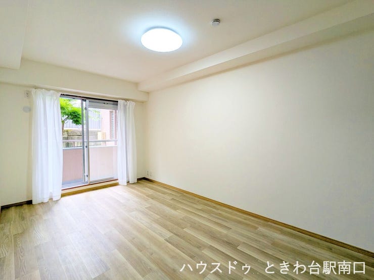 【約8.2帖の洋室】バルコニーに面した明るい洋室です。外の光をたっぷりと取り込み、風通しも良いため、寝室や趣味の部屋としても心地よく過ごせます。