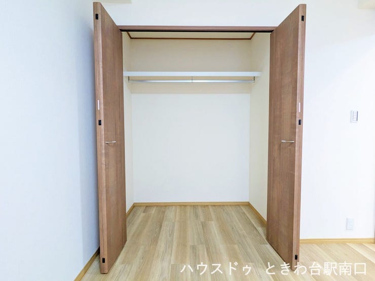 【約8.2帖の洋室】収納力のあるクローゼットを完備。枕棚とハンガーパイプが付いており、整理整頓がしやすくお部屋の清潔感を保つのに役立ちます。