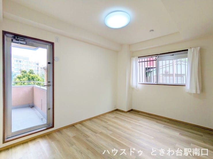 【約6.2帖の洋室】二面採光が魅力の洋室です。角部屋住戸ならではの開放感があり、日中は穏やかな光に包まれてリラックスした時間を過ごせます。