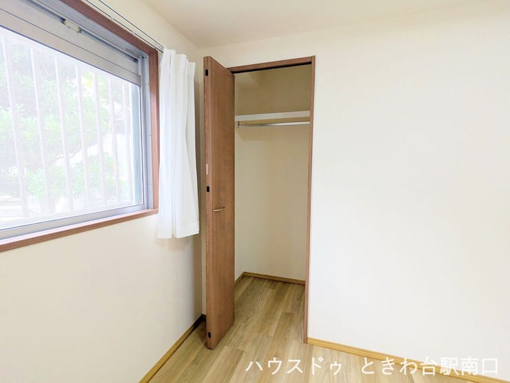 【約6.2帖の洋室】洋室にはそれぞれ収納が配置されており、プライベートな荷物もきれいに収まります。シンプルで使い勝手の良い設計が魅力です。