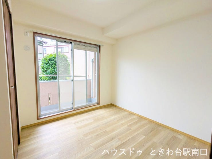 【約5.4帖の洋室】大きな窓から明るい光が入り込む、開放的な住空間。フルリフォームによって壁紙や床が新調され、室内は非常にきれいな状態です。