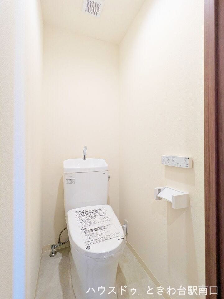 衛生的な温水洗浄便座付きのトイレに新規交換済み。壁掛けタイプのリモコンで、操作もスムーズに行えます。細かな設定が可能で、どなたでも快適に使用できる機能的な設備です。