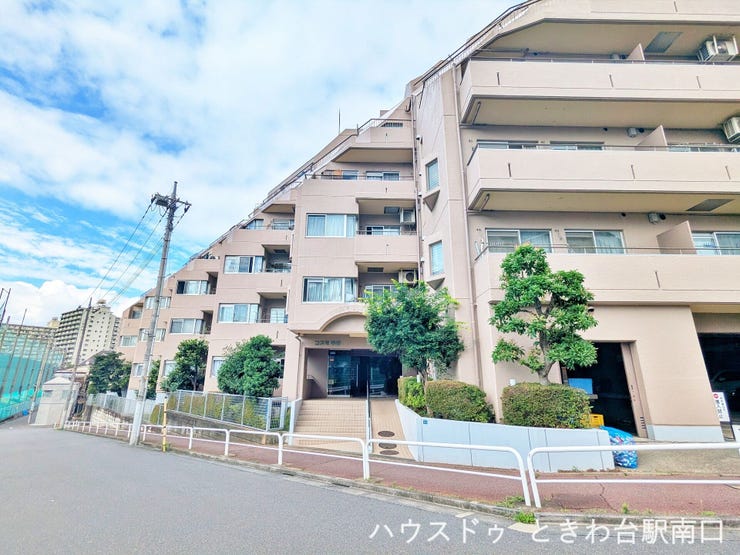 「コスモ中台」は、2路線可能利用可能な全56戸のマンション。板橋区立中代中学校まで徒歩5分、若木小学校まで徒歩7分と、教育施設が近く子育てにも適した環境です。