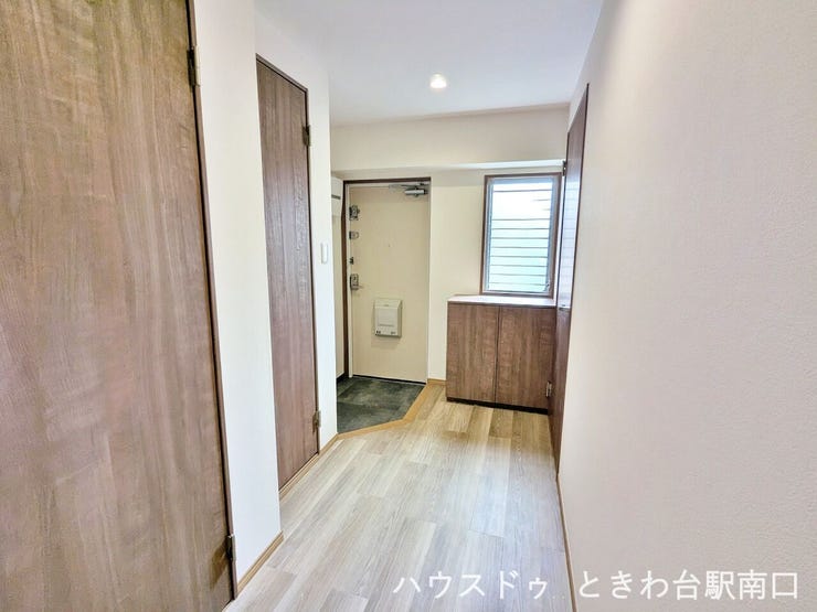 玄関には窓があり、自然光を取り込むとともに換気もしやすくなっています。常に爽やかな空気が流れる、明るい玄関口です。