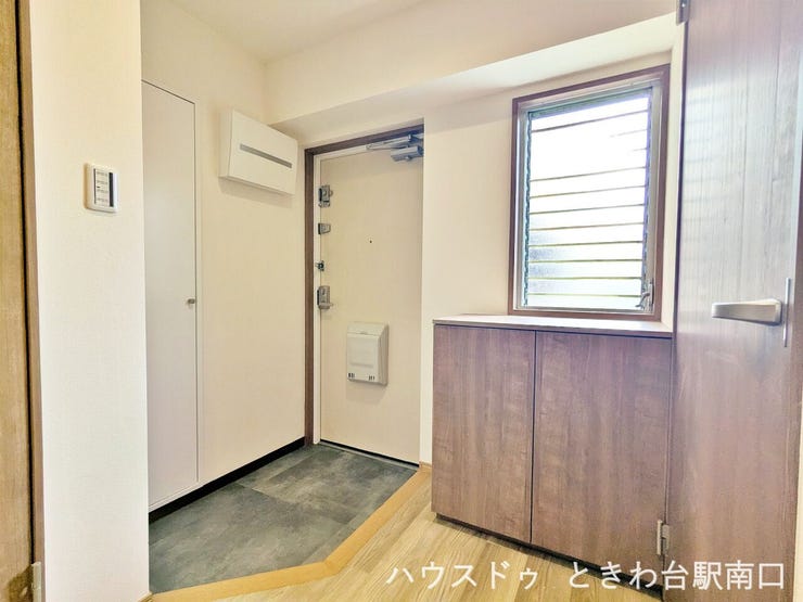 玄関横には使い勝手の良いシューズボックスを設置。家族の靴を整理して収納でき、すっきりとした玄関スペースを維持できます。