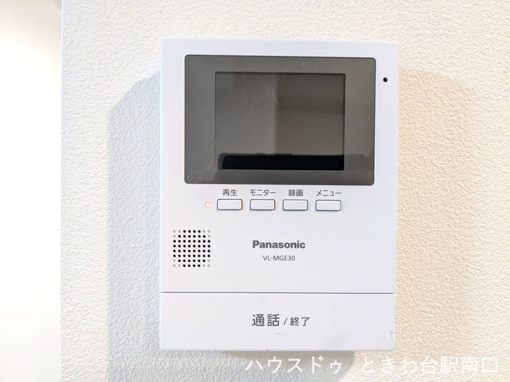 モニター付きインターホンを設置しており、来客時の対応もスムーズ。室内から訪問者の顔を確認できるため、日々の暮らしに配慮されています。