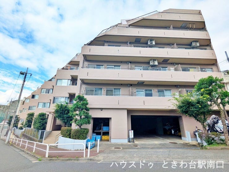 マンション1階部には、駐車場とごみ置き場を完備。