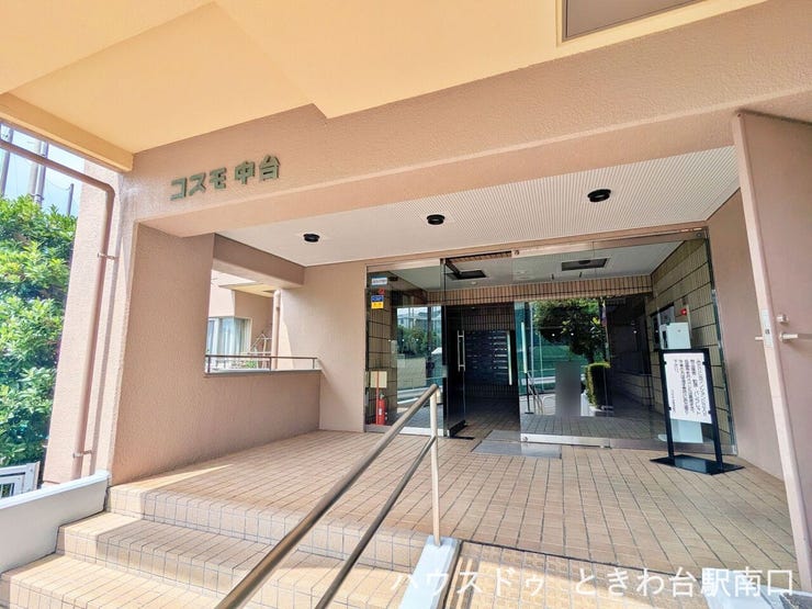 清潔感のあるタイル貼りのエントランス。管理の行き届いた落ち着きのある佇まいが、居住者を優しく迎えます。