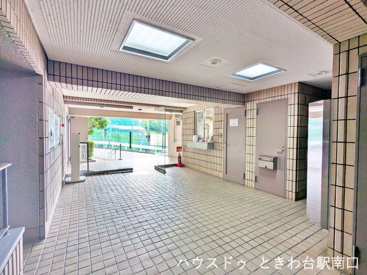 陽光が差し込む明るいエントランスロビー。広々とした空間で、日々の外出や帰宅も心地よく感じられます。