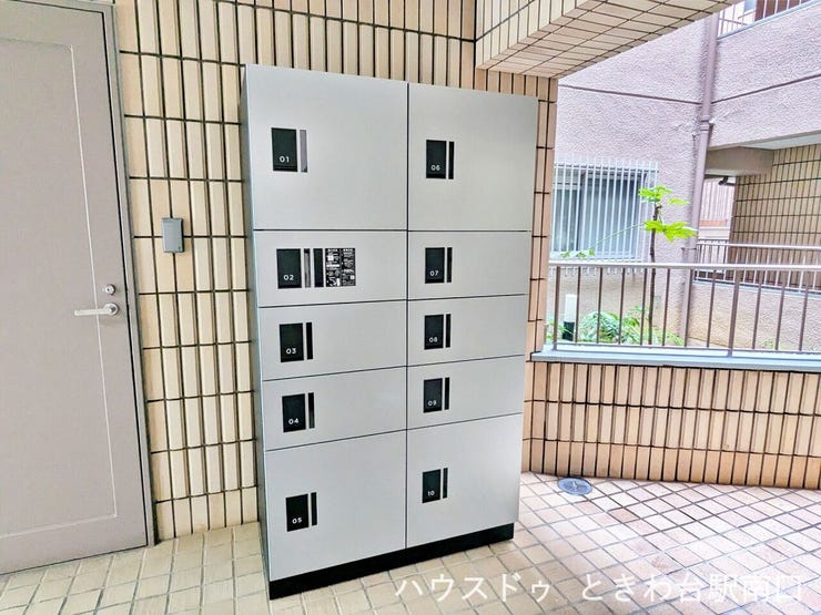 不在時でも荷物を受け取れる宅配ボックスを完備。忙しい共働き世帯や、外出の多い方に便利な設備です。