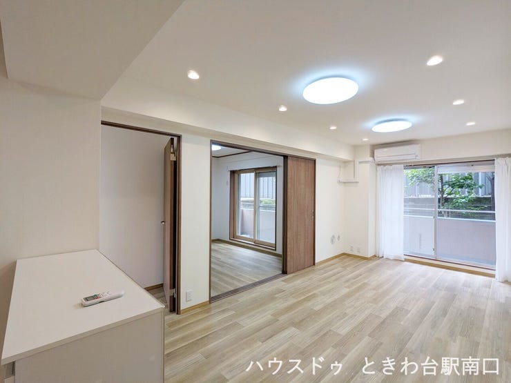 【リビング】
明るい木目調のフローリングが心地よいリビングです。令和8年4月にフルリフォームを終えた、清潔感あふれる空間が広がります。