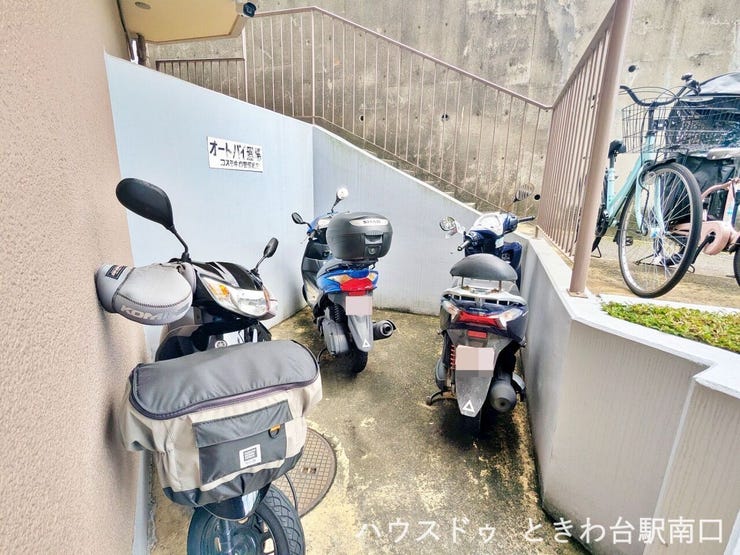 バイク置場も確保されており、多様なライフスタイルに対応。整理された駐輪スペースで気持ちよく利用できます。