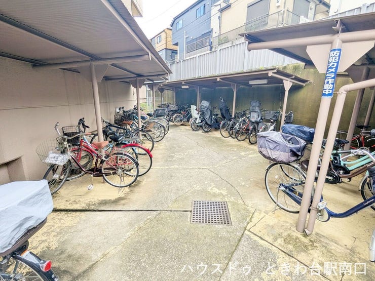 屋根付きの駐輪場は、大切な自転車を雨風から守ります。整理された配置で、出し入れも快適なスペースです。