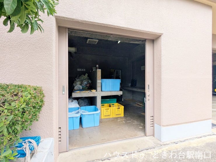 敷地内に専用のごみ置き場を完備。建物に馴染んだ清潔感のある造りで、日々のゴミ出しもスムーズに行えます。