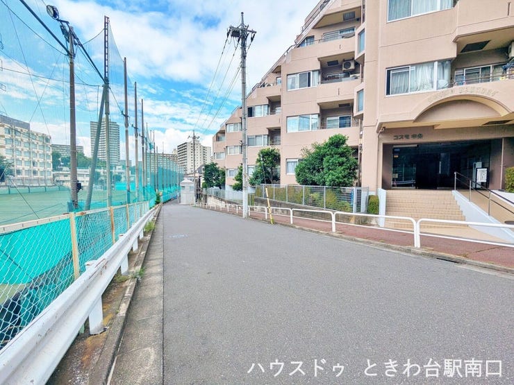 周辺は視界が開けた開放的な雰囲気。公園や学校が徒歩圏内に点在する、子育て世帯にも適した住環境です。