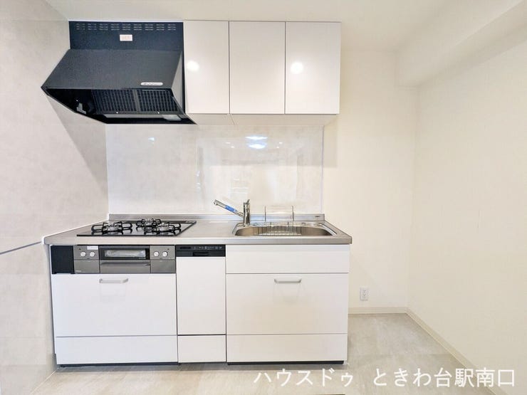 白を基調とした清潔感のあるシステムキッチンへ新規交換。浄水器や食器洗い乾燥機など、日々の家事をサポートする設備が整っています。