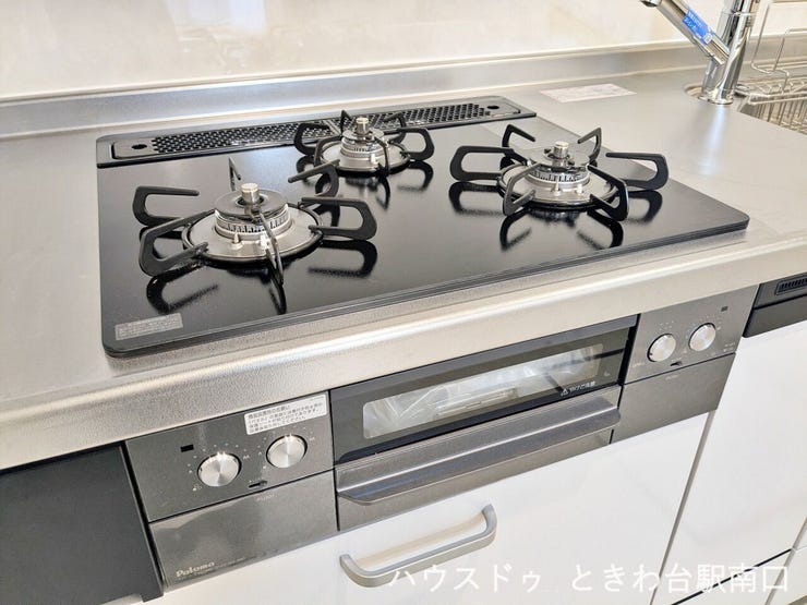 料理の効率が上がる三口ガスコンロを搭載。お手入れのしやすいガラストップ仕様で、毎日の食事作りを快適に楽しむことができます。