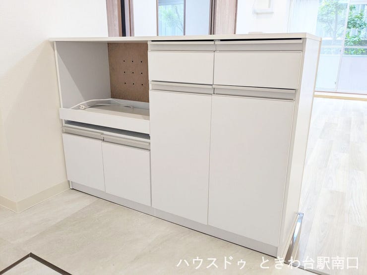 キッチン背面には便利な収納カウンターを設置。調理器具や食器をすっきりと整理でき、作業スペースとしても活用できる使い勝手の良さが魅力。