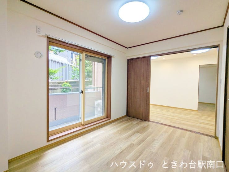 【約6.0帖の洋室】リビングと隣接する洋室は、扉を開放することでより広い空間として活用できます。ライフスタイルに合わせた使い分けが可能です。