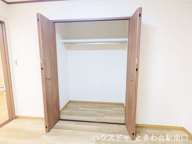 【約6.0帖の洋室】衣服をたっぷり収納できるクローゼットを備えています。お部屋を広く使えるよう、機能的な収納スペースが確保されているのが嬉しいポイント。