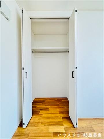 ≪6帖洋室≫ハンガーパイプを備えた収納は、衣類の出し入れもスムーズ。毎日の暮らしを快適にサポートする便利な設備です。