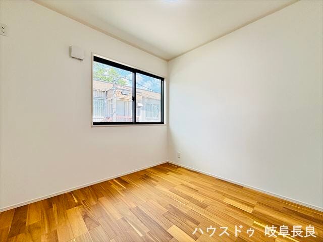≪4.5帖北西側≫北側の洋室は、自然光が穏やかに差し込み、落ち着いた雰囲気の中でゆっくりとくつろげる静かな空間です。