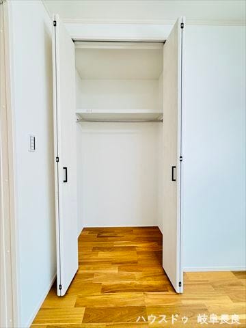 ≪4.5帖北西側洋室≫コートやジャケットも掛けて収納できるハンガーパイプ付き。使いやすさに配慮した収納スペースです。