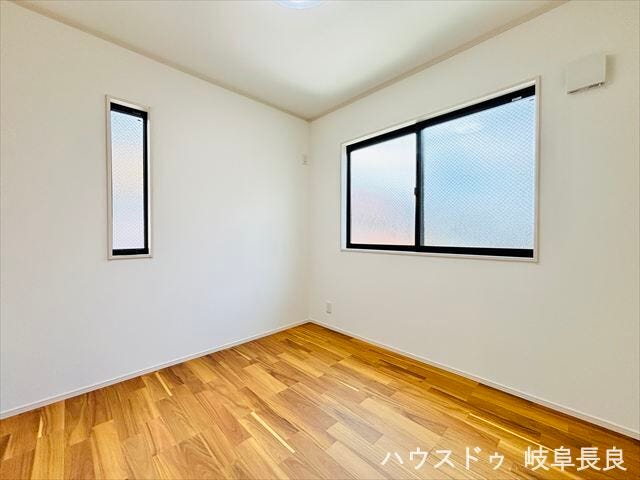 ≪4.5帖北東側≫シンプルで落ち着きのある北側洋室。家具のレイアウトもしやすく、自分らしい空間づくりを楽しめます。