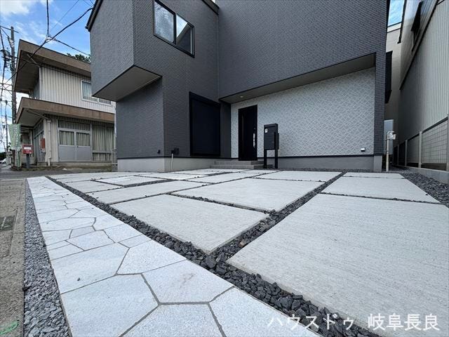 フラットで停めやすい駐車場です。塀がなく開けているので、家から出る時もしっかり左右を確認でき安心です。