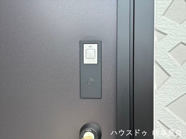 ≪スマートロック≫毎日の出入りを快適にするスマートキーを採用。荷物が多い日でもスムーズに玄関を開閉できます。