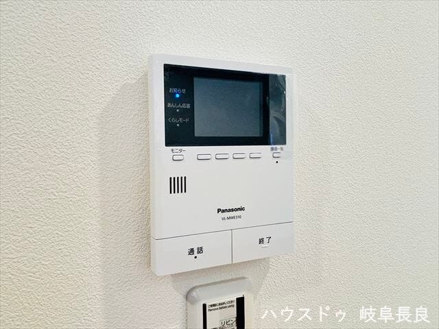 ≪モニター付きインターホン≫モニター付きインターホンを備え、防犯性にも配慮。お子さまのお留守番時にも安心感のある住まいです。