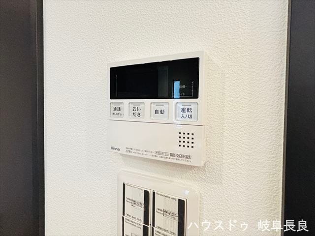≪給湯パネル≫キッチンやリビングに居ながら作業できるのも嬉しいですね。浴室にいる家族と会話ができます。
