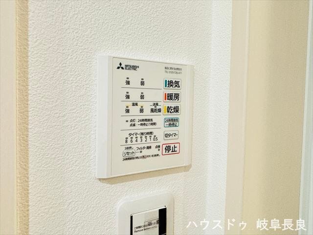 ≪浴室暖房乾燥機≫雨の日でも洗濯物の干し場に困りませんね。湿気を取り除いてカビの抑制にも繋がります。