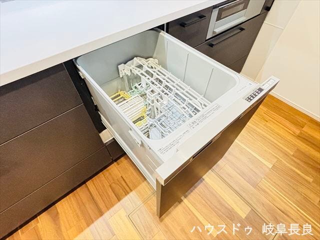 ≪食器洗浄乾燥機≫手洗いより水の使用量を減らすことができ、洗い物の負担も軽減できて嬉しいですね。