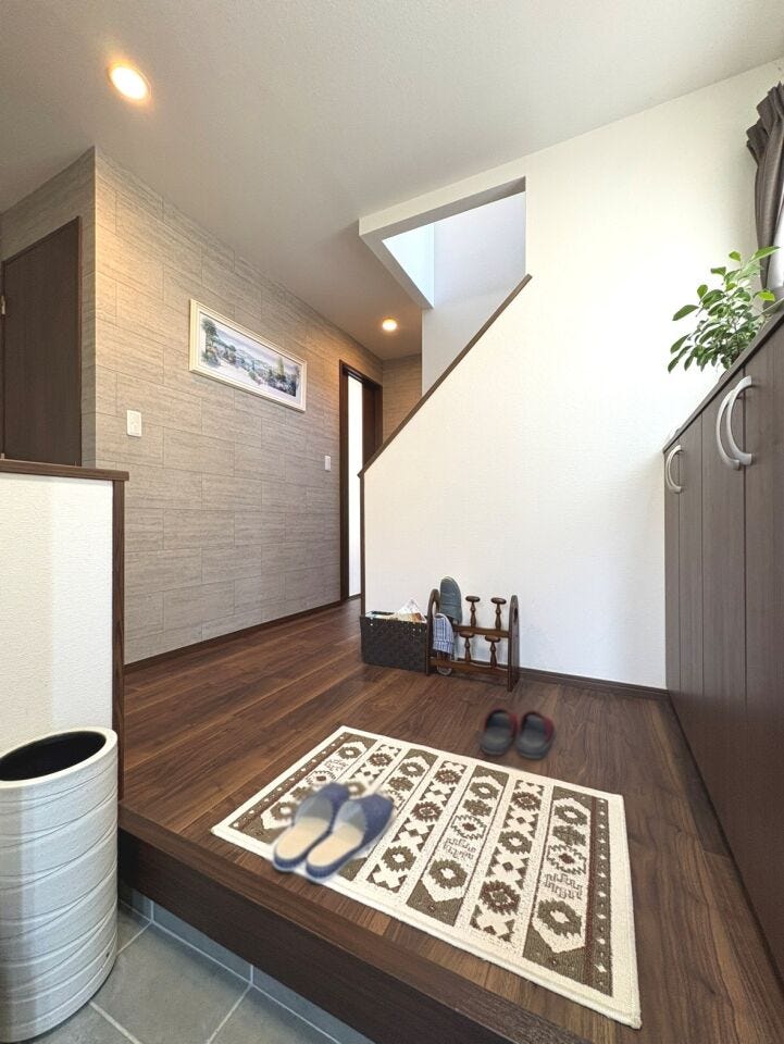 落ち着きのある玄関。窓を設置し、明るい陽の光を取り込んだ空間です。