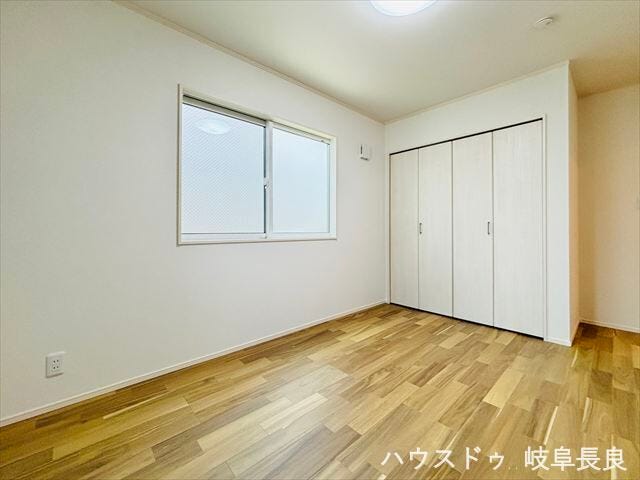 ≪6.5帖≫北側の洋室は、自然光が穏やかに差し込み、落ち着いた雰囲気の中でゆっくりとくつろげる静かな空間です。