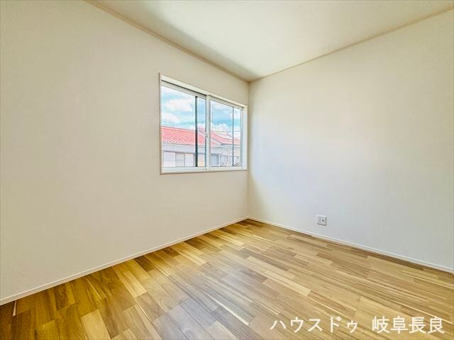 ≪6帖≫穏やかな自然光が差し込む北側洋室。落ち着いて過ごせる空間で、寝室や子ども部屋にもおすすめです。