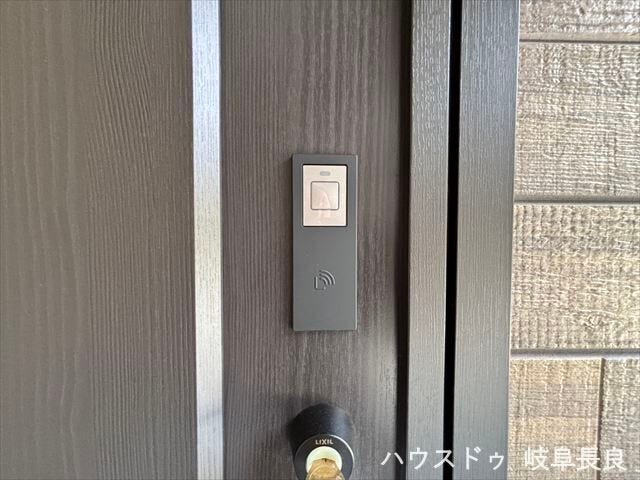 ≪スマートロック≫スマートキーを備えた住まいは、防犯面にも配慮された使いやすい仕様で、毎日の生活をより便利にしてくれます。