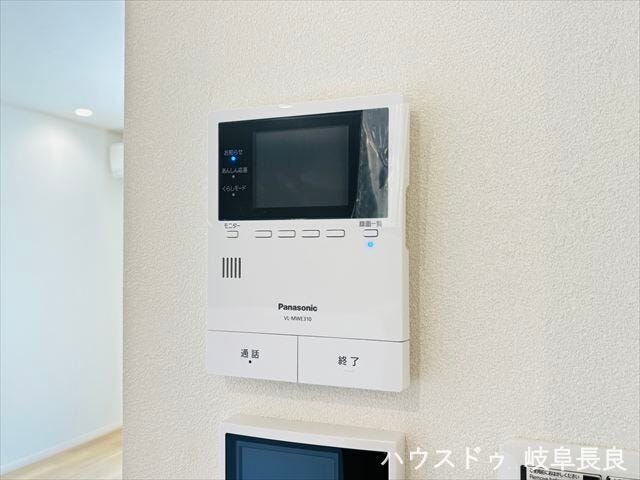 ≪モニター付きインターホン≫来訪者をしっかり確認できるモニター付きインターホン付き。ご家族の安心・安全な暮らしを支える設備です。