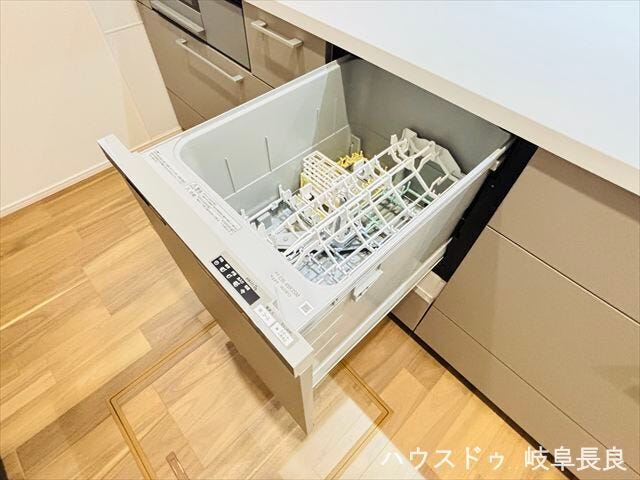 ≪食器洗浄乾燥機≫面倒な食器洗いをサポートする食器洗浄乾燥機付き。家族との時間を大切にできる便利な設備です。